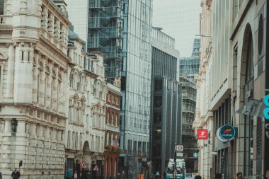 09 Ekim 2023, Londra, İngiltere: İnsanlar sabah işe koşuşturuyor; Londra 'da iş ve bankacılık bölgesinde yürüyen insanlar
