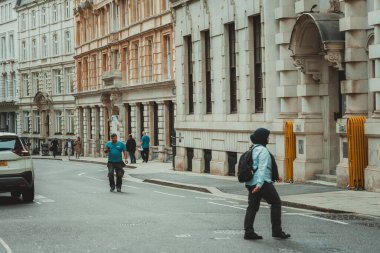 09 Ekim 2023, Londra, İngiltere: İnsanlar sabah işe koşuşturuyor; Londra 'da iş ve bankacılık bölgesinde yürüyen insanlar