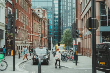 09 Ekim 2023, Londra, İngiltere: İnsanlar sabah işe koşuşturuyor; Londra 'da iş ve bankacılık bölgesinde yürüyen insanlar