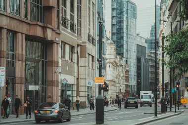 09 Ekim 2023, Londra, İngiltere: İnsanlar sabah işe koşuşturuyor; Londra 'da iş ve bankacılık bölgesinde yürüyen insanlar
