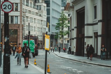 09 Ekim 2023, Londra, İngiltere: İnsanlar sabah işe koşuşturuyor; Londra 'da iş ve bankacılık bölgesinde yürüyen insanlar
