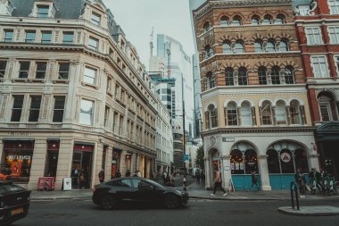 09 Ekim 2023, Londra, İngiltere: İnsanlar sabah işe koşuşturuyor; Londra 'da iş ve bankacılık bölgesinde yürüyen insanlar