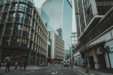 09 Ekim 2023, Londra, İngiltere: İnsanlar sabah işe koşuşturuyor; Londra 'da iş ve bankacılık bölgesinde yürüyen insanlar