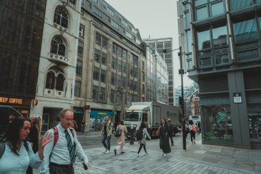 09 Ekim 2023, Londra, İngiltere: İnsanlar sabah işe koşuşturuyor; Londra 'da iş ve bankacılık bölgesinde yürüyen insanlar