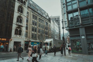 09 Ekim 2023, Londra, İngiltere: İnsanlar sabah işe koşuşturuyor; Londra 'da iş ve bankacılık bölgesinde yürüyen insanlar
