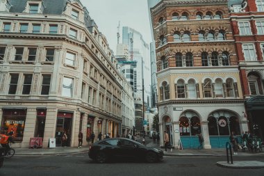 09 Ekim 2023, Londra, İngiltere: İnsanlar sabah işe koşuşturuyor; Londra 'da iş ve bankacılık bölgesinde yürüyen insanlar