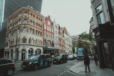 09 Ekim 2023, Londra, İngiltere: İnsanlar sabah işe koşuşturuyor; Londra 'da iş ve bankacılık bölgesinde yürüyen insanlar