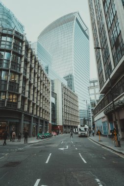 09 Ekim 2023, Londra, İngiltere: İnsanlar sabah işe koşuşturuyor; Londra 'da iş ve bankacılık bölgesinde yürüyen insanlar