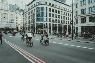 09 Ekim 2023, Londra, İngiltere: İnsanlar sabah işe koşuşturuyor; Londra 'da iş ve bankacılık bölgesinde yürüyen insanlar