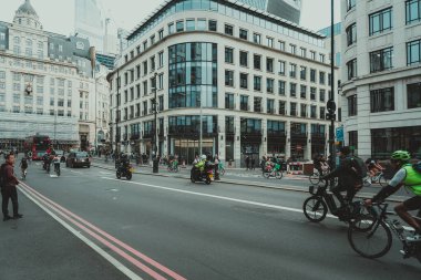 09 Ekim 2023, Londra, İngiltere: İnsanlar sabah işe koşuşturuyor; Londra 'da iş ve bankacılık bölgesinde yürüyen insanlar