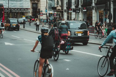 09 Ekim 2023, Londra, İngiltere: İnsanlar sabah işe koşuşturuyor; Londra 'da iş ve bankacılık bölgesinde yürüyen insanlar