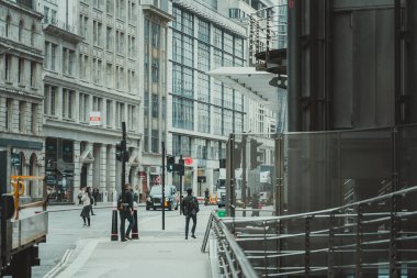 09 Ekim 2023, Londra, İngiltere: İnsanlar sabah işe koşuşturuyor; Londra 'da iş ve bankacılık bölgesinde yürüyen insanlar