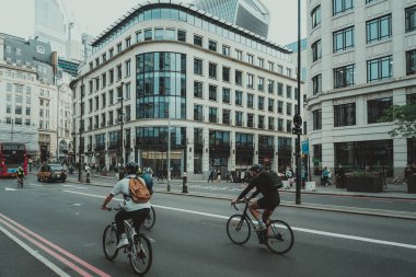 09 Ekim 2023, Londra, İngiltere: İnsanlar sabah işe koşuşturuyor; Londra 'da iş ve bankacılık bölgesinde yürüyen insanlar