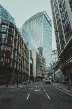 09 Ekim 2023, Londra, İngiltere: İnsanlar sabah işe koşuşturuyor; Londra 'da iş ve bankacılık bölgesinde yürüyen insanlar