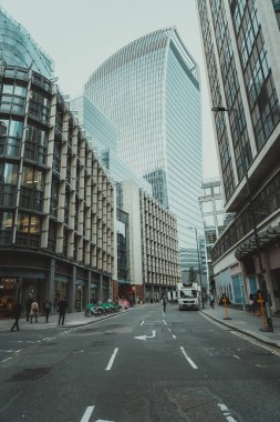 09 Ekim 2023, Londra, İngiltere: İnsanlar sabah işe koşuşturuyor; Londra 'da iş ve bankacılık bölgesinde yürüyen insanlar