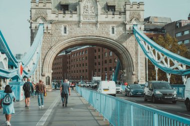 Londra, İngiltere, 09 Ekim 2023. Tower Bridge üzerinde yürüyen insanlar; bu Londra 'nın en ünlü köprülerinden biridir.