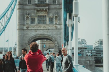 Londra, İngiltere, 09 Ekim 2023. Tower Bridge üzerinde yürüyen insanlar; bu Londra 'nın en ünlü köprülerinden biridir.