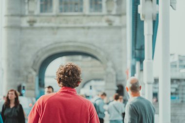 Londra, İngiltere, 09 Ekim 2023. Tower Bridge üzerinde yürüyen insanlar; bu Londra 'nın en ünlü köprülerinden biridir.