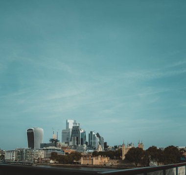 Londra, İngiltere, 09 Ekim 2023. Tower Bridge üzerinde yürüyen insanlar; bu Londra 'nın en ünlü köprülerinden biridir.