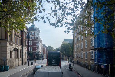 Londra, İngiltere, 09 Ekim 2023: Londra 'da işlek sokak manzarası, İngiltere' de dünyanın en çok ziyaret edilen kentidir..