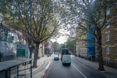 Londra, İngiltere, 09 Ekim 2023: Londra 'da işlek sokak manzarası, İngiltere' de dünyanın en çok ziyaret edilen kentidir..