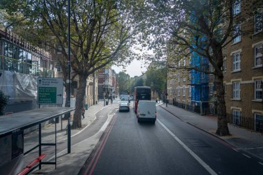 Londra, İngiltere, 09 Ekim 2023: Londra 'da işlek sokak manzarası, İngiltere' de dünyanın en çok ziyaret edilen kentidir..
