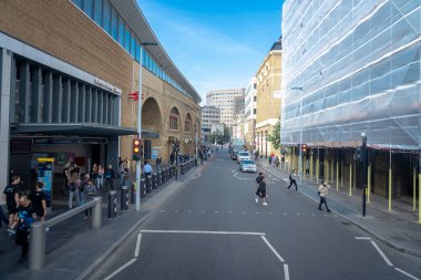 Londra, İngiltere, 09 Ekim 2023: Londra 'da işlek sokak manzarası, İngiltere' de dünyanın en çok ziyaret edilen kentidir..