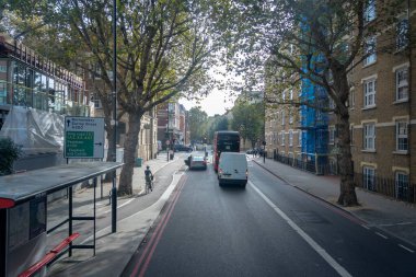 Londra, İngiltere, 09 Ekim 2023: Londra 'da işlek sokak manzarası, İngiltere' de dünyanın en çok ziyaret edilen kentidir..
