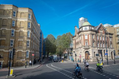 Londra, İngiltere, 09 Ekim 2023: Londra 'da işlek sokak manzarası, İngiltere' de dünyanın en çok ziyaret edilen kentidir..