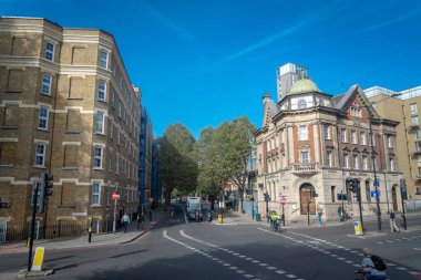 Londra, İngiltere, 09 Ekim 2023: Londra 'da işlek sokak manzarası, İngiltere' de dünyanın en çok ziyaret edilen kentidir..