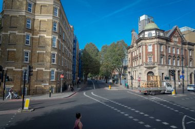 Londra, İngiltere, 09 Ekim 2023: Londra 'da işlek sokak manzarası, İngiltere' de dünyanın en çok ziyaret edilen kentidir..