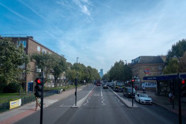 Londra, İngiltere, 09 Ekim 2023: Londra 'da işlek sokak manzarası, İngiltere' de dünyanın en çok ziyaret edilen kentidir..