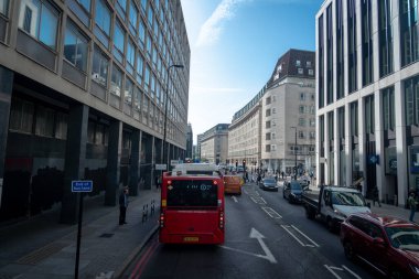 Londra, İngiltere, 09 Ekim 2023: Londra 'da işlek sokak manzarası, İngiltere' de dünyanın en çok ziyaret edilen kentidir..