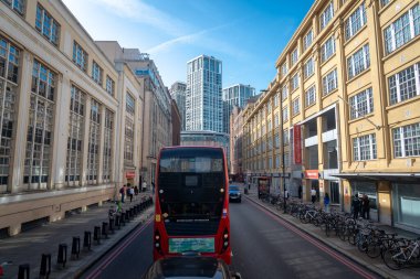 Londra, İngiltere, 09 Ekim 2023: Londra 'da işlek sokak manzarası, İngiltere' de dünyanın en çok ziyaret edilen kentidir..