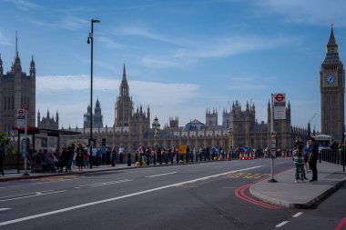 Londra, İngiltere 9 Ekim 2023 Westminster Köprüsü 'nden geçen trafik ve yayalar. İngiltere 'de dünyanın en çok ziyaret edilen yeri..