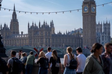 Londra, İngiltere 9 Ekim 2023 Westminster Köprüsü 'nden geçen trafik ve yayalar. İngiltere 'de dünyanın en çok ziyaret edilen yeri..