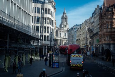 Londra, İngiltere, 09 Ekim 2023: Londra 'da işlek sokak manzarası, İngiltere' de dünyanın en çok ziyaret edilen kentidir..