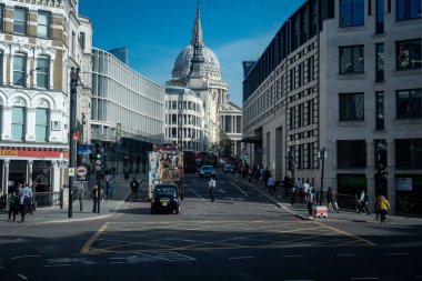 Londra, İngiltere, 09 Ekim 2023: Londra 'da işlek sokak manzarası, İngiltere' de dünyanın en çok ziyaret edilen kentidir..