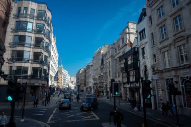 Londra, İngiltere, 09 Ekim 2023: Londra 'da işlek sokak manzarası, İngiltere' de dünyanın en çok ziyaret edilen kentidir..