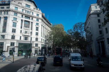 Londra, İngiltere, 09 Ekim 2023: Londra 'da işlek sokak manzarası, İngiltere' de dünyanın en çok ziyaret edilen kentidir..