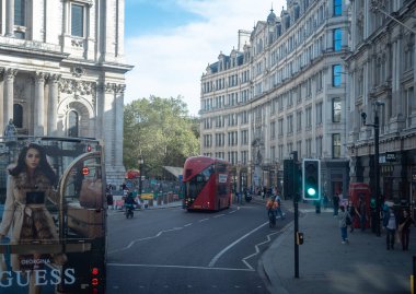 Londra, İngiltere, 09 Ekim 2023: Londra 'da işlek sokak manzarası, İngiltere' de dünyanın en çok ziyaret edilen kentidir..