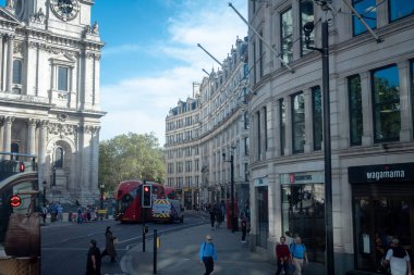 Londra, İngiltere, 09 Ekim 2023: Londra 'da işlek sokak manzarası, İngiltere' de dünyanın en çok ziyaret edilen kentidir..