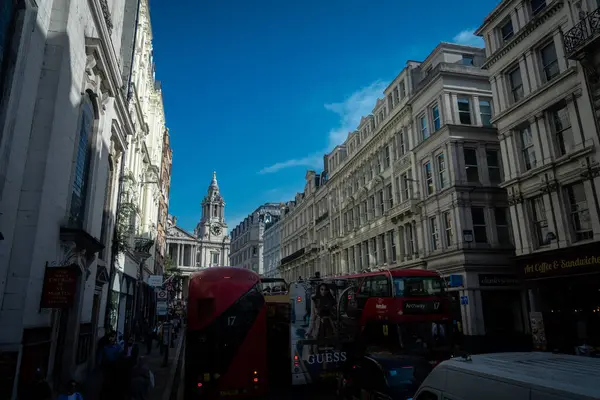 Londra, İngiltere, 09 Ekim 2023: Londra 'da işlek sokak manzarası, İngiltere' de dünyanın en çok ziyaret edilen kentidir..