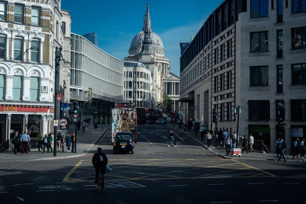 Londra, İngiltere, 09 Ekim 2023: Londra 'da işlek sokak manzarası, İngiltere' de dünyanın en çok ziyaret edilen kentidir..