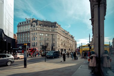 Londra, İngiltere, 10 Ekim 2023: Londra, İngiltere 'de Regent' s Caddesi 'ndeki insanlar. Londra, İngiltere 'de büyük ve ünlü bir alışveriş caddesiydi..