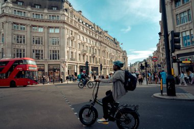 Londra, İngiltere, 10 Ekim 2023: Londra, İngiltere 'de Regent' s Caddesi 'ndeki insanlar. Londra, İngiltere 'de büyük ve ünlü bir alışveriş caddesiydi..