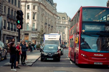 Londra, İngiltere, 10 Ekim 2023: Londra, İngiltere 'de Regent' s Caddesi 'ndeki insanlar. Londra, İngiltere 'de büyük ve ünlü bir alışveriş caddesiydi..