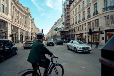 Londra, İngiltere, 10 Ekim 2023: Londra, İngiltere 'de Regent' s Caddesi 'ndeki insanlar. Londra, İngiltere 'de büyük ve ünlü bir alışveriş caddesiydi..