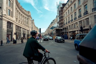 Londra, İngiltere, 10 Ekim 2023: Londra, İngiltere 'de Regent' s Caddesi 'ndeki insanlar. Londra, İngiltere 'de büyük ve ünlü bir alışveriş caddesiydi..