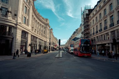 Londra, İngiltere, 10 Ekim 2023: Londra, İngiltere 'de Regent' s Caddesi 'ndeki insanlar. Londra, İngiltere 'de büyük ve ünlü bir alışveriş caddesiydi..